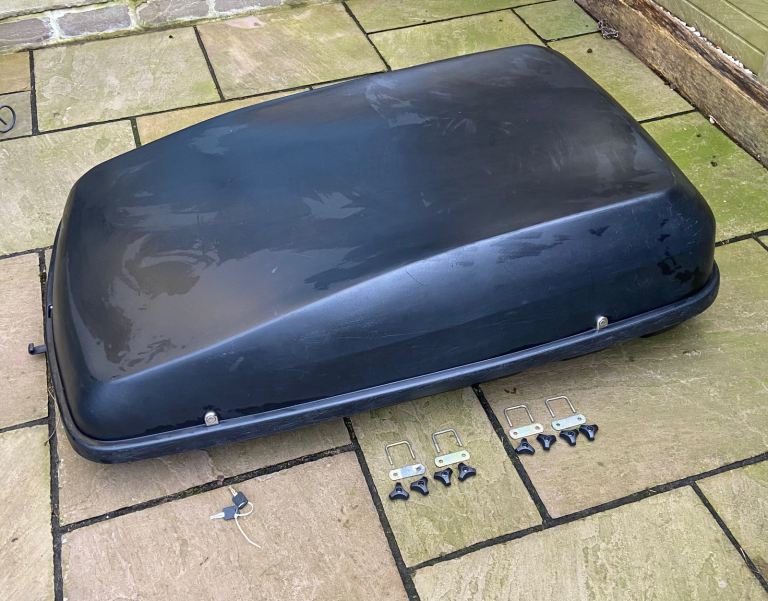 Car roof box with roof bars and fixing kits