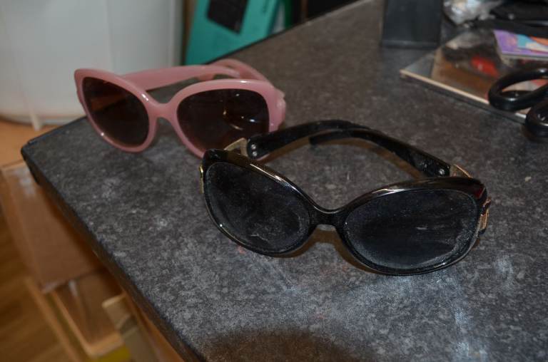 pair  black gold  /  pink  sunglasses 