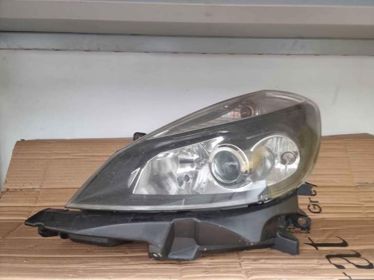 Renualt Clio MK3 Passenger Headlight