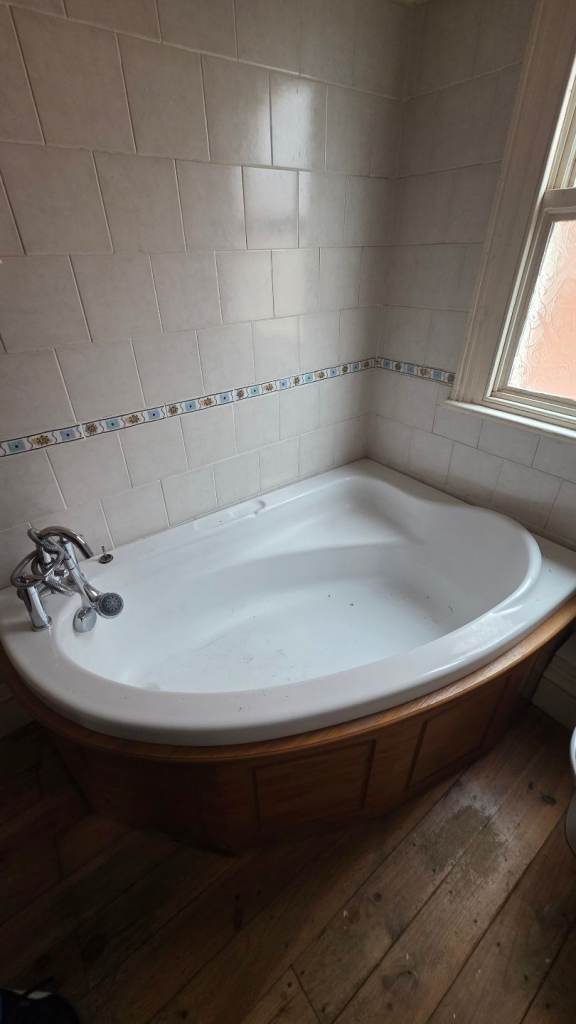 Free! Corner bathtub 
