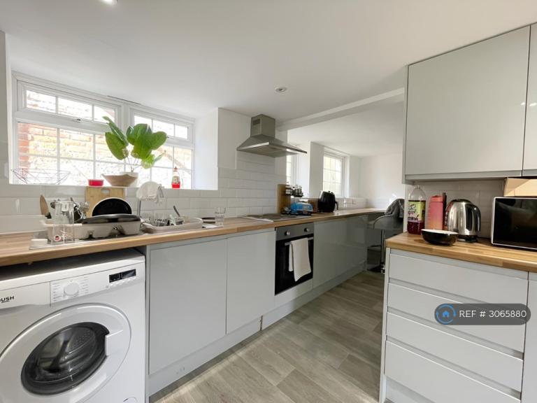 3 bedroom flat in Lennox Road North, Southsea, PO5 (3 bed) (#3065880)