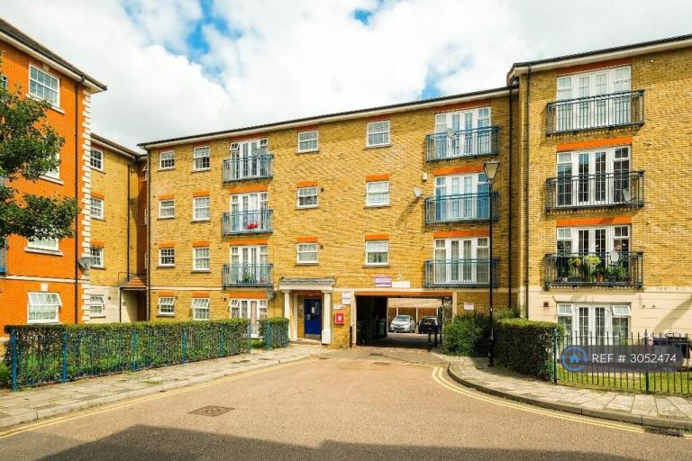 2 bedroom flat in Queensberry Place, London, E12 (2 bed) (#3052474)