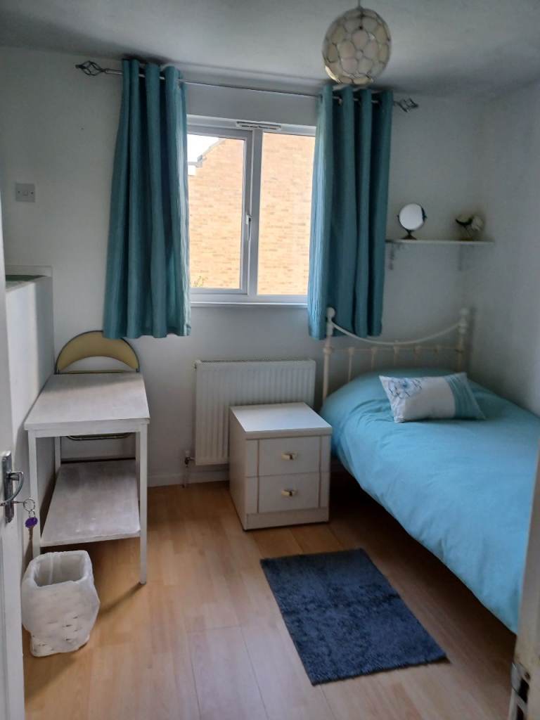 RENT SINGLE BEDROOM.  Shared house.