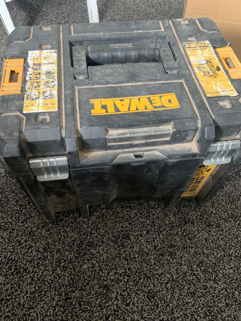 DEWALT DW625EKT Router in Carry Case – Good Working Condition