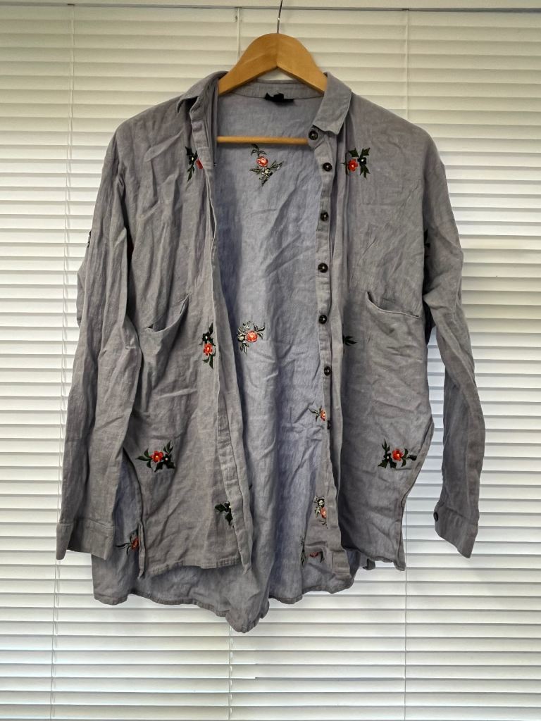 Women's Long Sleeve Button Down Floral Patterned Shirt Size 8