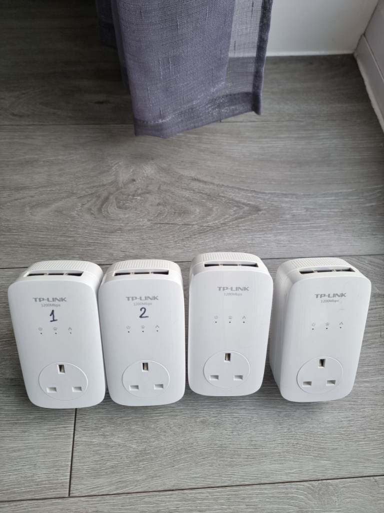 TL-PA8030P AV1200 3-Port Gigabit Passthrough Powerline Kit