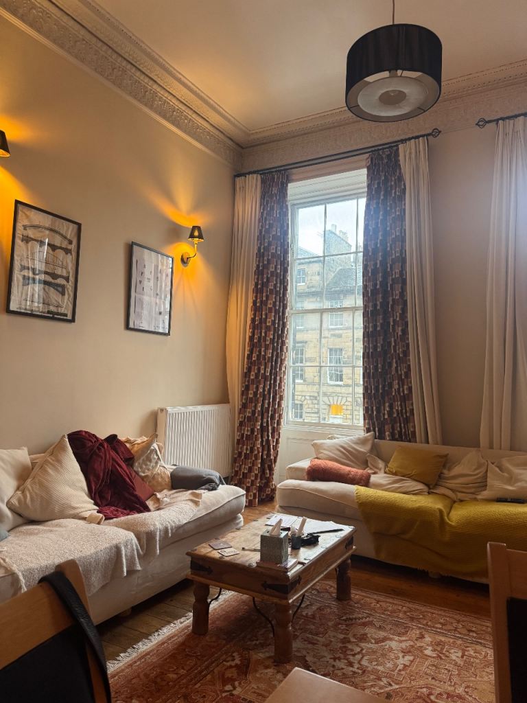 Lovely Room in Flatshare with 2 female students