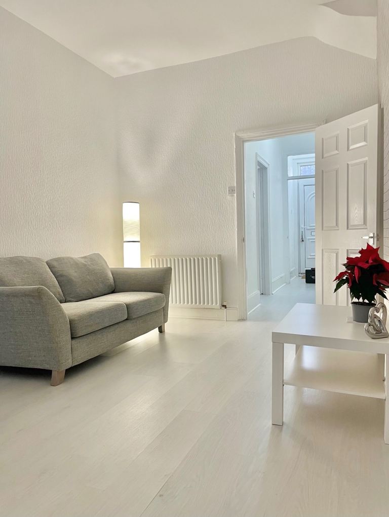 Smart 2bed ground floor apartment ready to move in