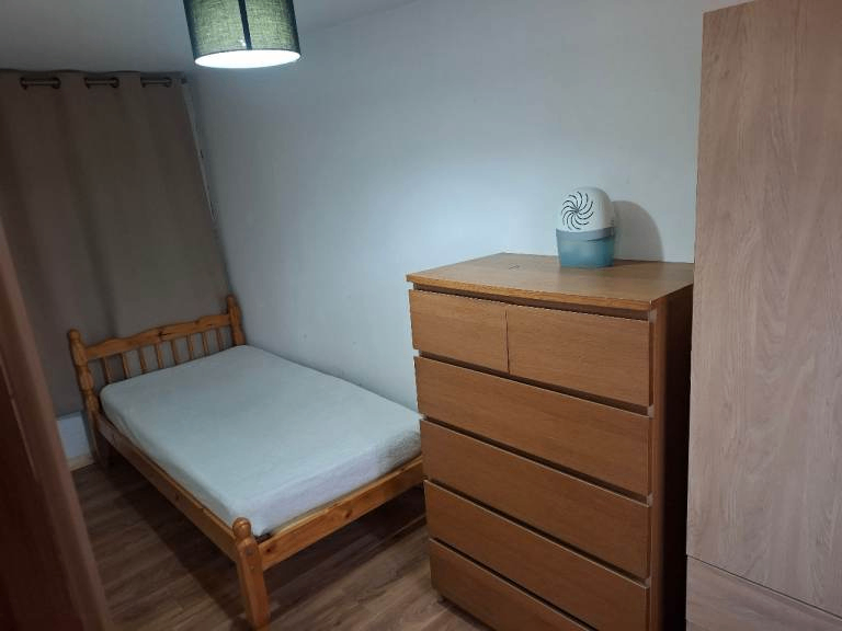 Spacious and Cosy Single Room for Rent in - UB1 2HA