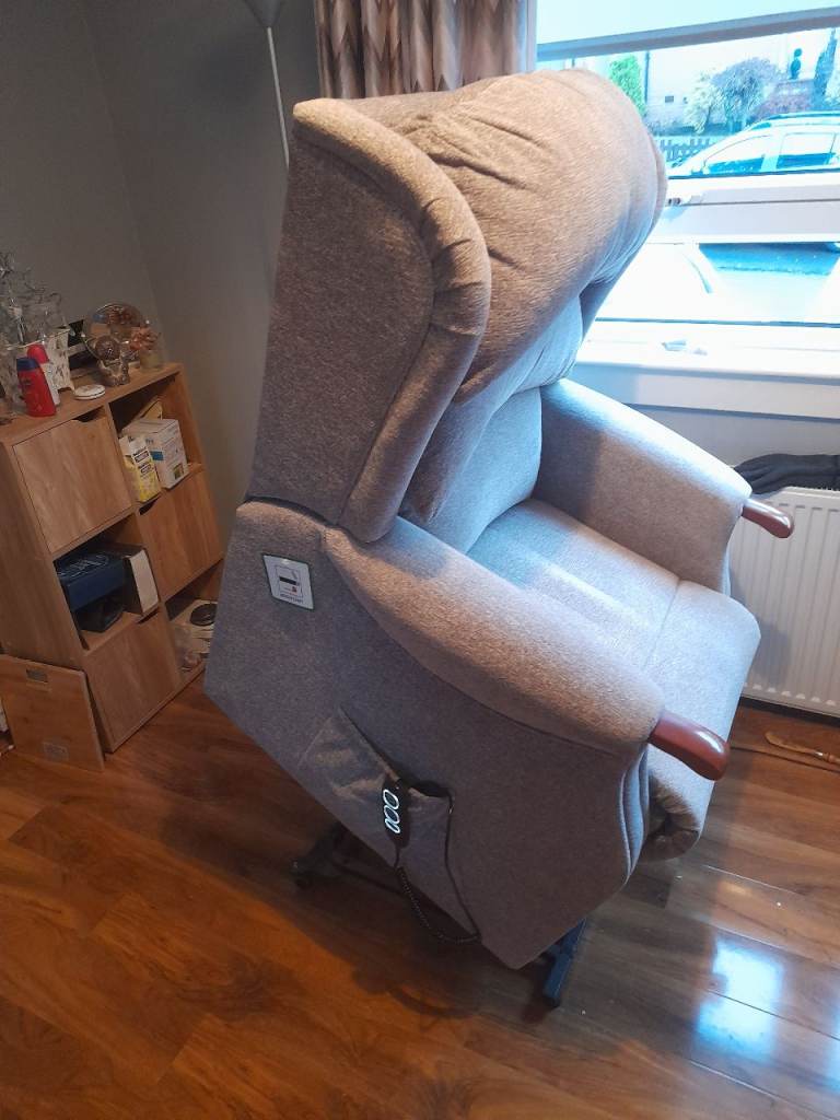 Recliner riser chair