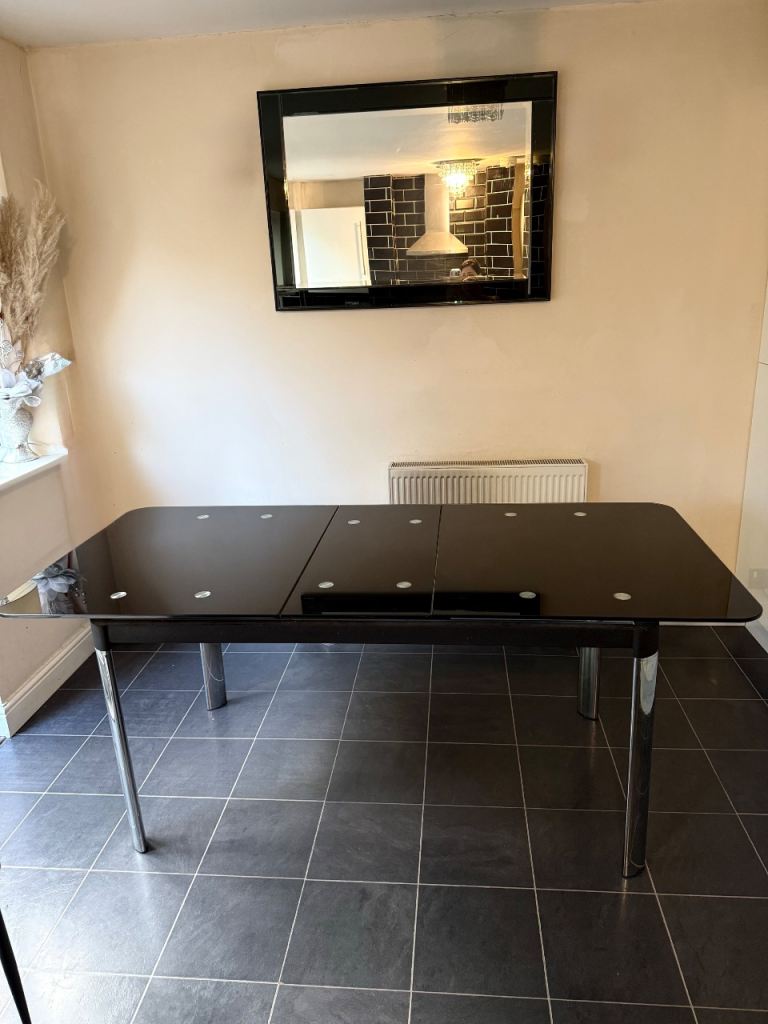 Black glass dinning table-extendable 4 to 6 person-good condition 