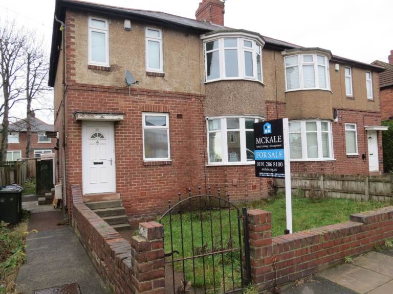 Three bedroom first floor flat on Tantobie Road within Denton Burn, Newcastle Upon Tyne, NE15 7DQ