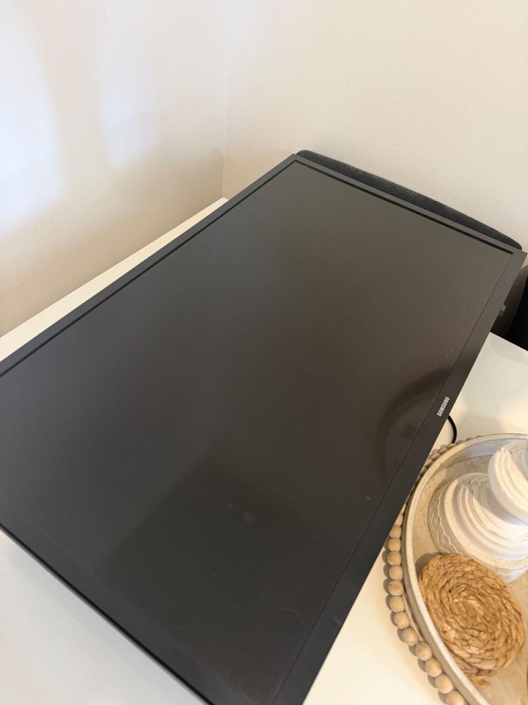 Samsung smart tv 28” - no stand only wall bracket 