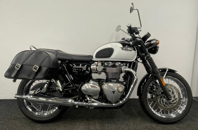 TRIUMPH BONNEVILLE T120 ** MOT OCTOBER 2026 - PANNIERS - RIDER MODES **