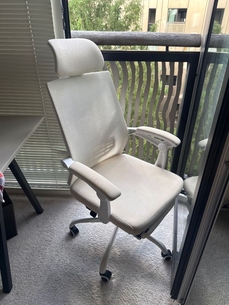 White Mesh Office Chair with Headrest – Good Condition Retail price (£120)