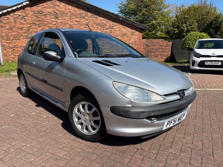 PEUGEOT 206 LOOK - 1 PREVIOUS OWNER - 35K MILES - AIR CON - FSH