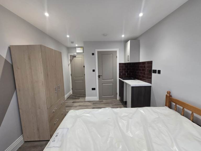 Studio flat to Let in Tandridge, Milton Road, CR3, No deposit, Dss welcome