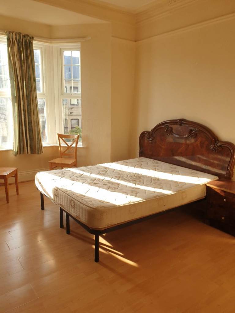 EXTRA LARGE DOUBLE ROOM - WALKING DISTANCE TO CITY CENTER - OFF WESTGATE RD. NE4 6PL LOCATION.