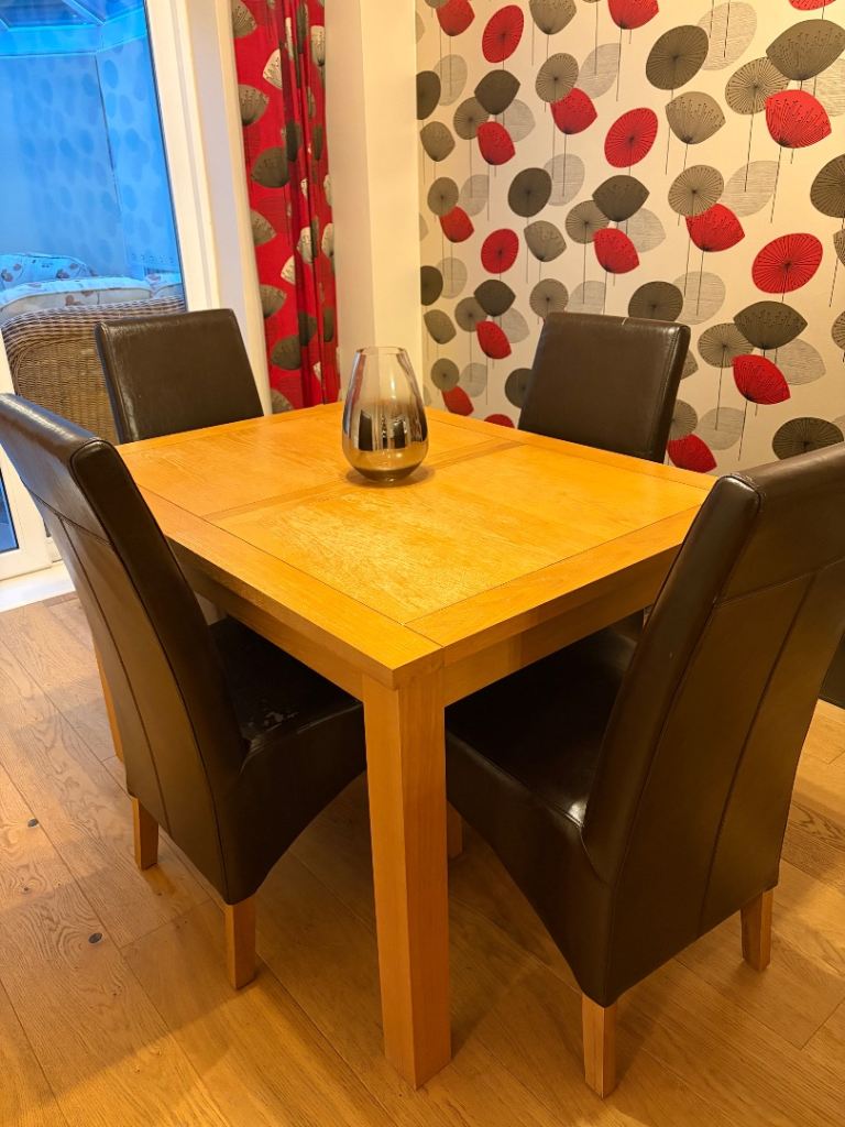 Extendable table and 4 chairs 
