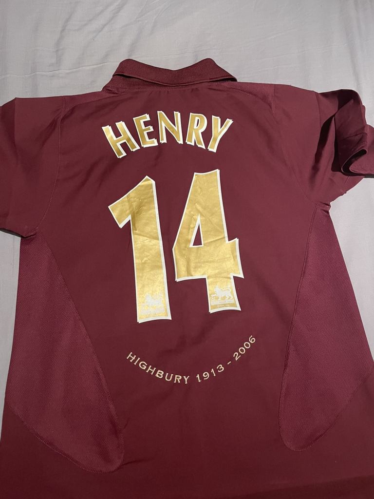 Arsenal memorabilia football top