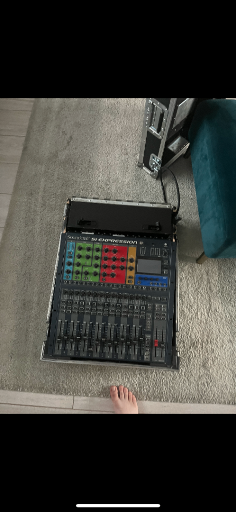 Soundcraft Si Expression Digital Mixing Console + Mini Stagebox 16i + Custom Flight Case 