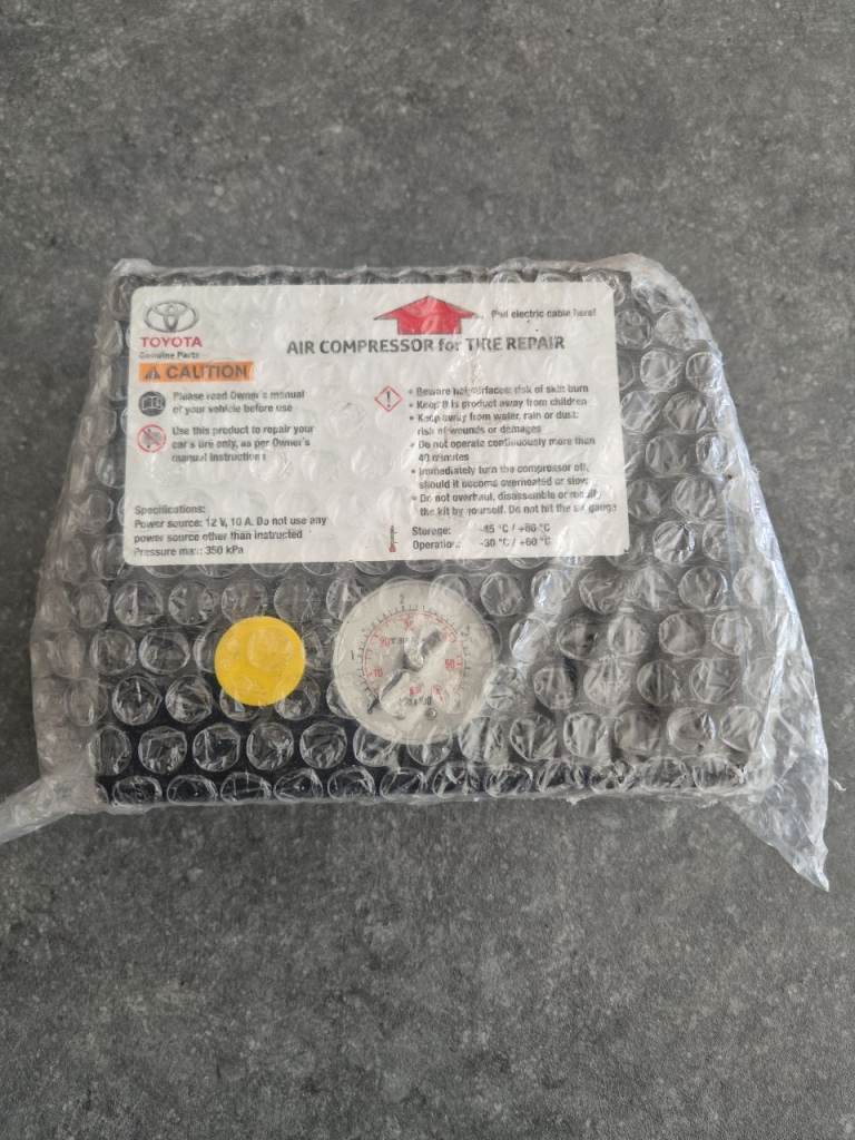 GENUINE TOYOTA LEXUS TYRE PUMP AIR COMPRESSOR INFLATOR CT IS ES RX  YARIS RAV 4.