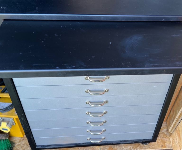 Mobile Drawer Unit With Pull Out Shelf