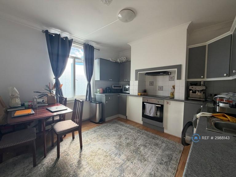 1 bedroom flat in Burley Road, Leeds, LS3 (1 bed) (#2988143)