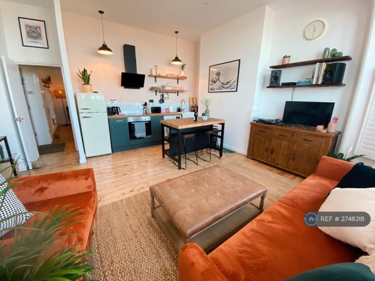 1 bedroom flat in Lewis Crescent, Cliftonville, Margate, CT9 (1 bed) (#2748318)