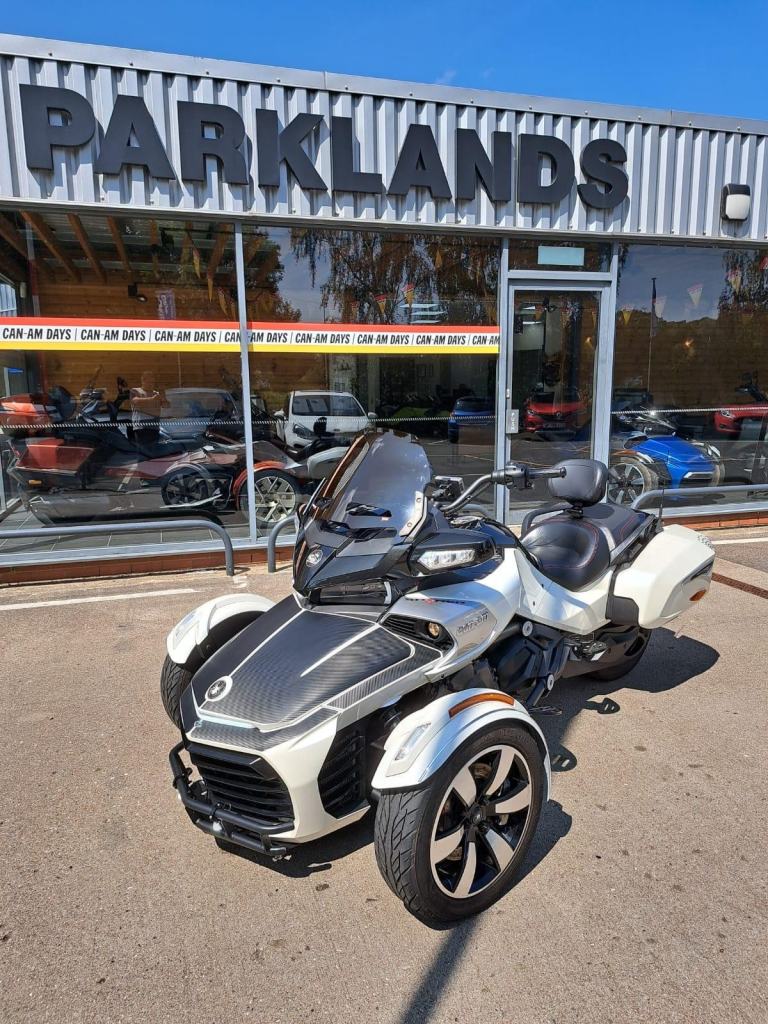 2016 Can-Am SPYDER F3 T 1330cc semi automatic Tourer trike in white 