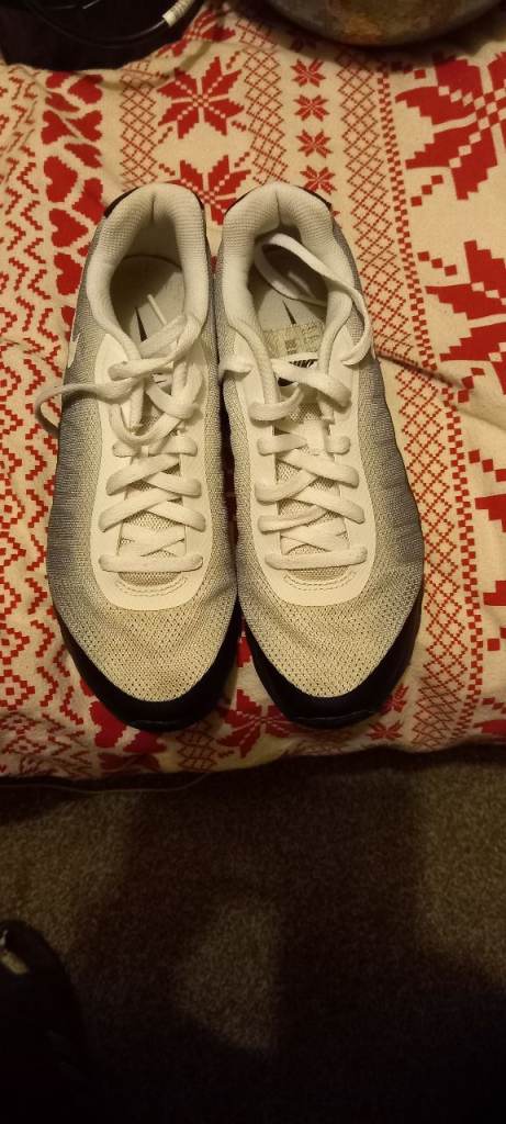 USED NIKE TRAINERS SIZE 8 LIKE NEW 