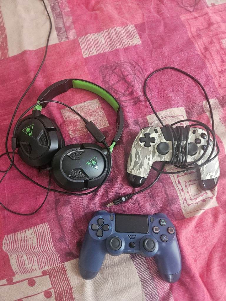 Turtle Beach Headset & Two Gaming Controllers – Good Condition