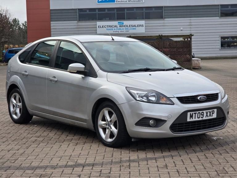 FORD FOCUS 1.6 PETROL MANUAL IN CLEAN CONDITION. LONG MOT. SERVICE HISTORY