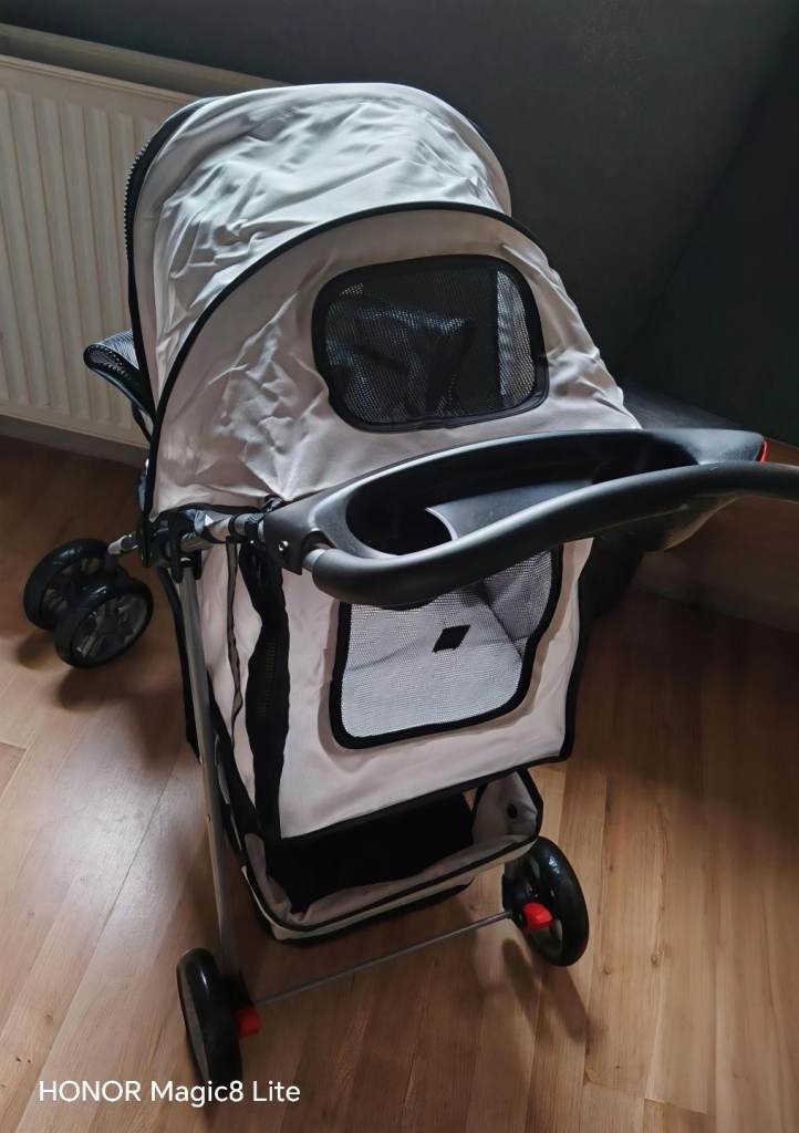 Dog pushchair 