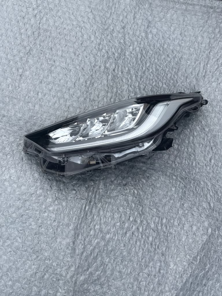 GENUINE TOYOTA YARIS 2022-2024 HEADLIGHT LEFT PASSENGER LED 27582 . CONDITION ITS USED 