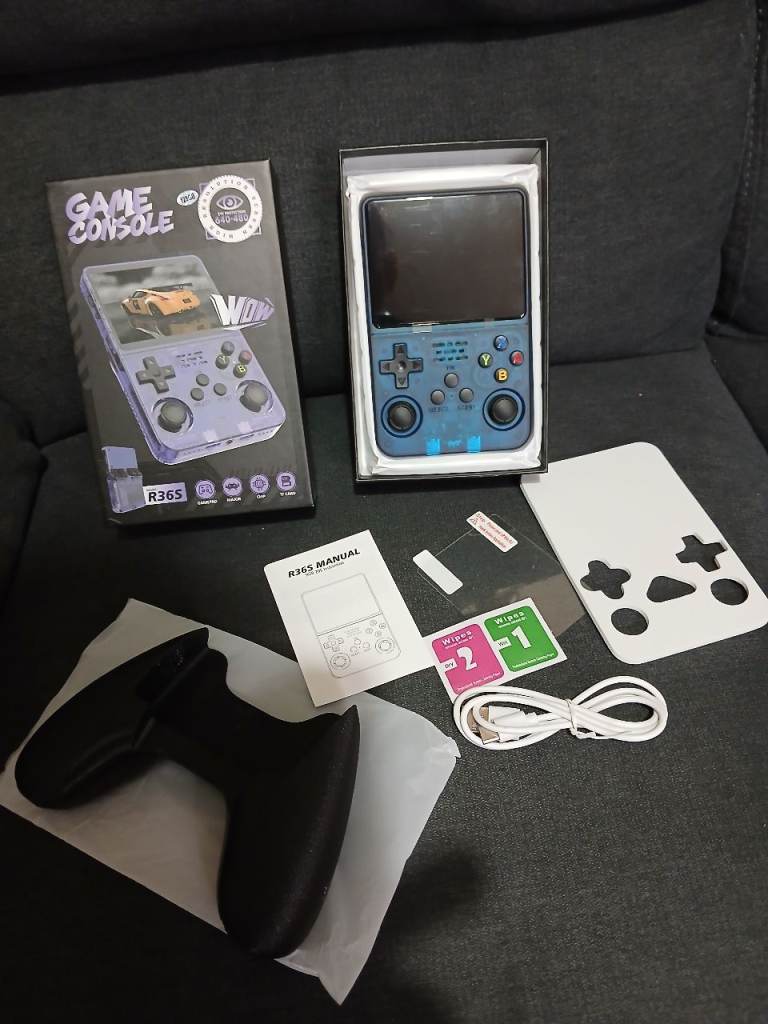 R36S Retro Handheld Video Game Console & 3d printed grip controller