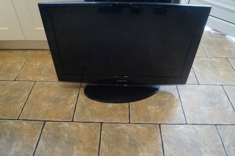 32" SAMSUNG LCD TV FREEVIEW 3 HDMI SCART AND OTHER CONNECTIONS CHEAP TV