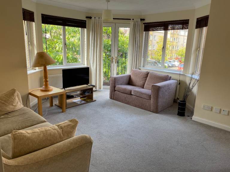Bright two bedroom, two bathroom flat in Dalry, Edinburgh