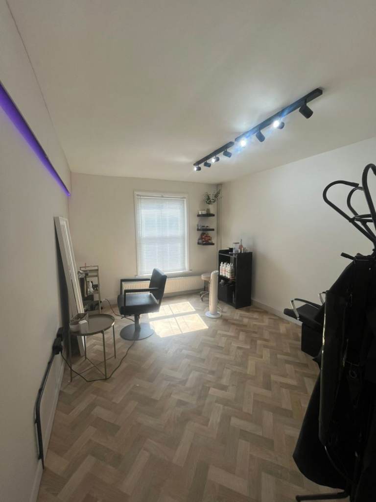 Office room to rent from £115 a week. no deposit 