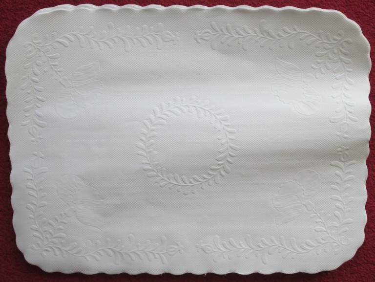 image for WHITE PLACE MATS/TRAY CLOTHS, TOTAL 92, NEW NEVER USED PRETTY DESIGN