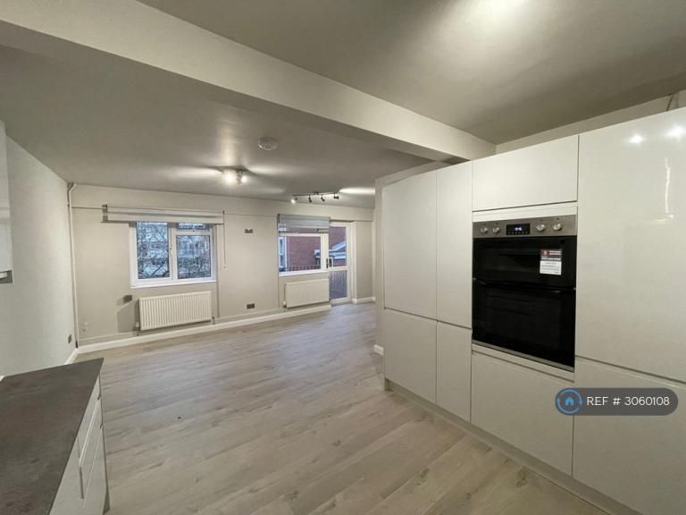 3 bedroom flat in St Mary's Square, Gloucester, GL1 (3 bed) (#3060108)
