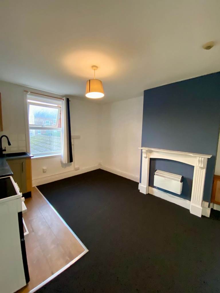 First-Floor Bedsit – Quiet, Well-Located Building