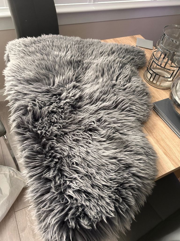 Dunelm Grey Faux Sheepskin Rug – Good Condition