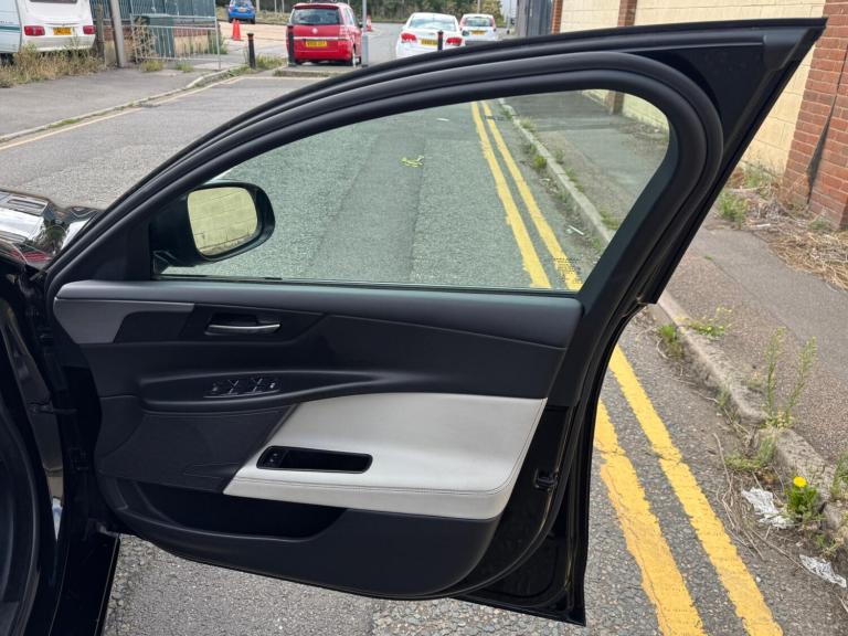 2017 Jaguar XE 2.0d R-Sport Auto Euro 6 (s/s) 4dr SALOON Diesel Automatic