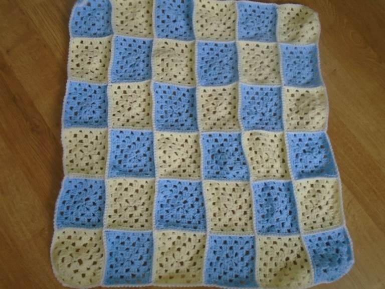 New Hand Made Crochet baby-Dolls Blanket aprox 25 inch square lemon and blue