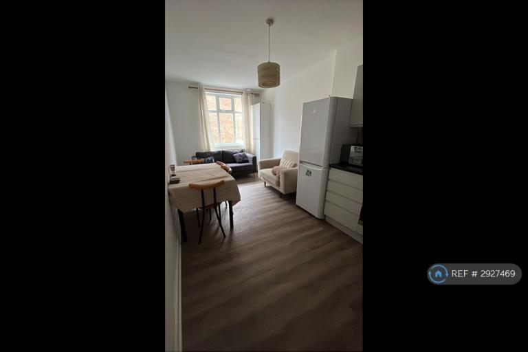 3 bedroom flat in Seven Sisters Road, London, N4 (3 bed) (#2927469)