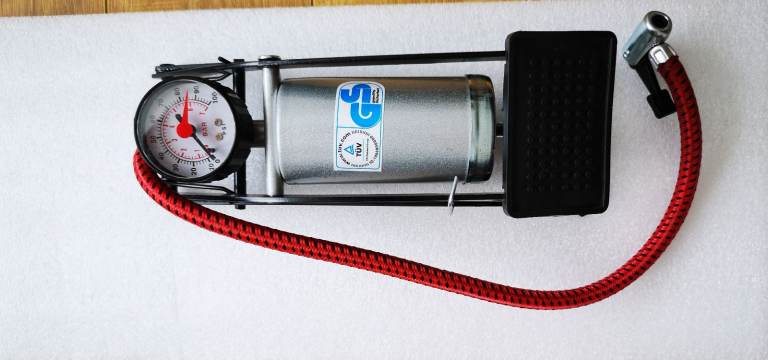 Foot Pump with Thump Lock Connector