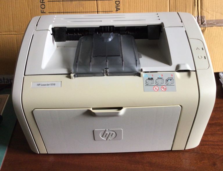 HP 1018 Lazer Printer.  Mono. GWO with spare cartridge.