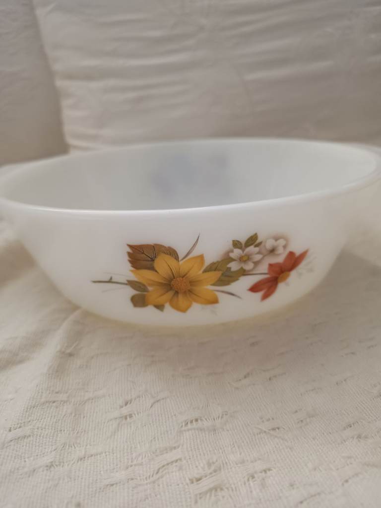 VINTAGE 1960's PYREX CASSEROLE DISH - AUTUMN GLORY