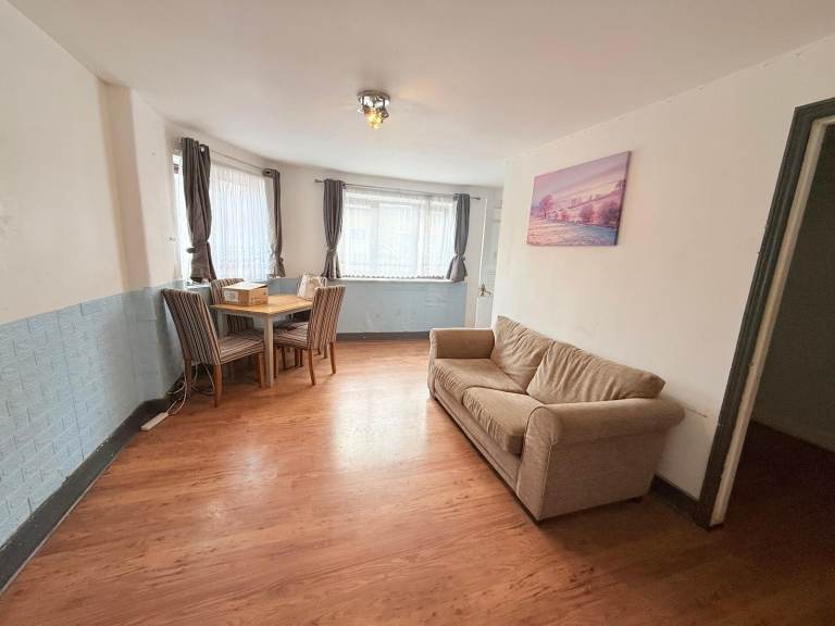 Beautiful 2 Bedroom with Garden Ground Floor Flat available to let at Station Road, Walthamstow E17,